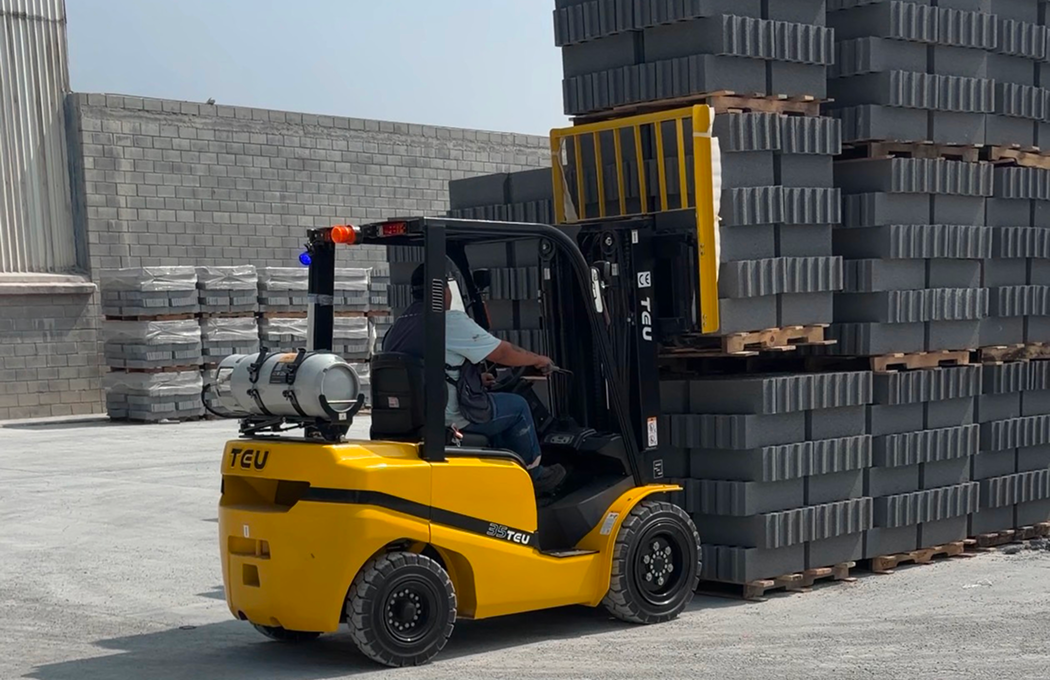 Montacargas TEU en operación cargando blocks