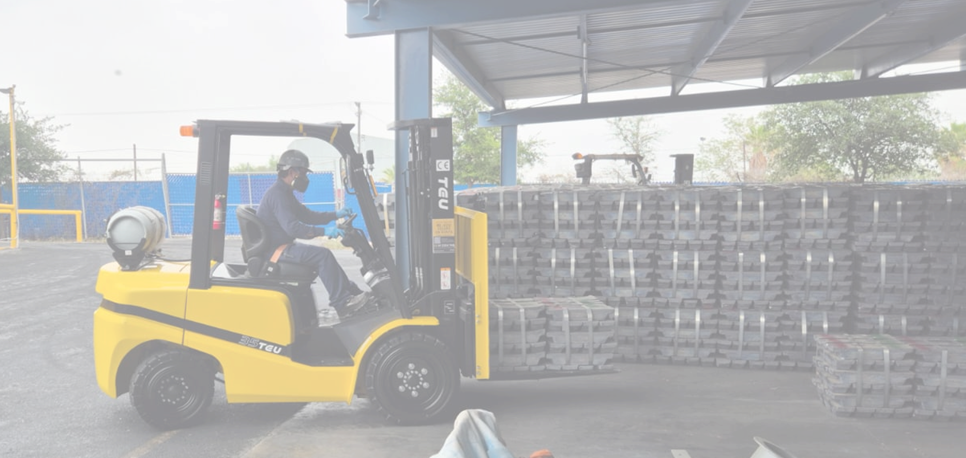 Operador TEU en patio industrial
